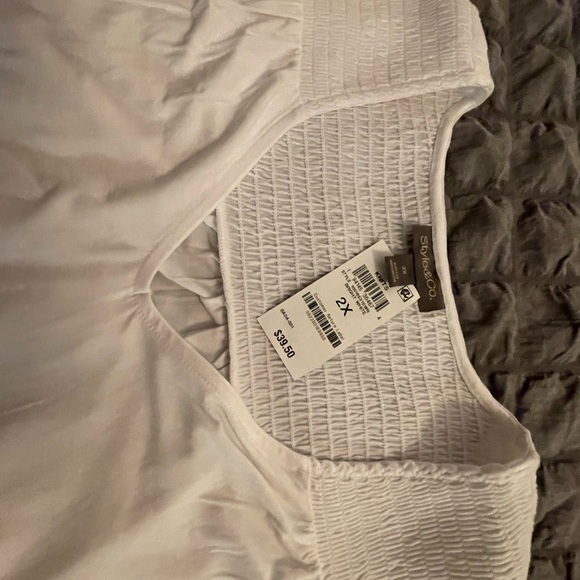 Style & Co. chic White V-neck Top with flutter sleeves. Size 2X NWT - Picture 4 of 4